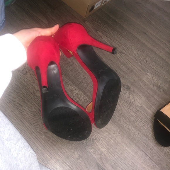 Heels - Picture 4 of 4